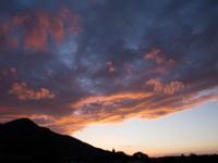 Rotleuchtende Wolkenwand